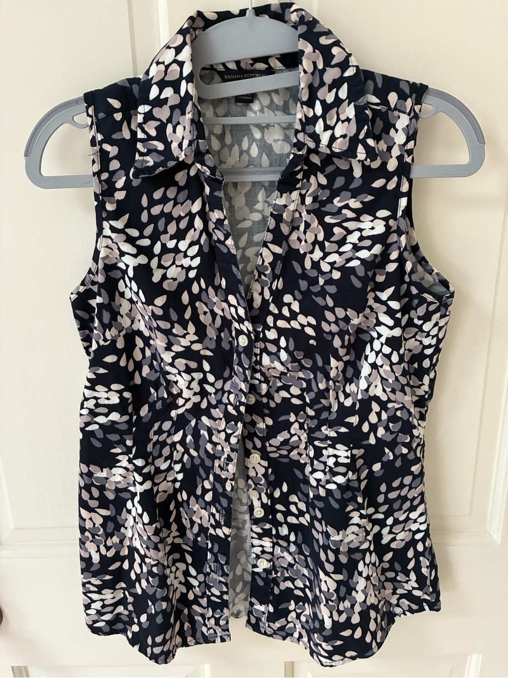 Banana Republic Fitted Sleeveless Button-Down Top with Navy, Gray Leaf Print